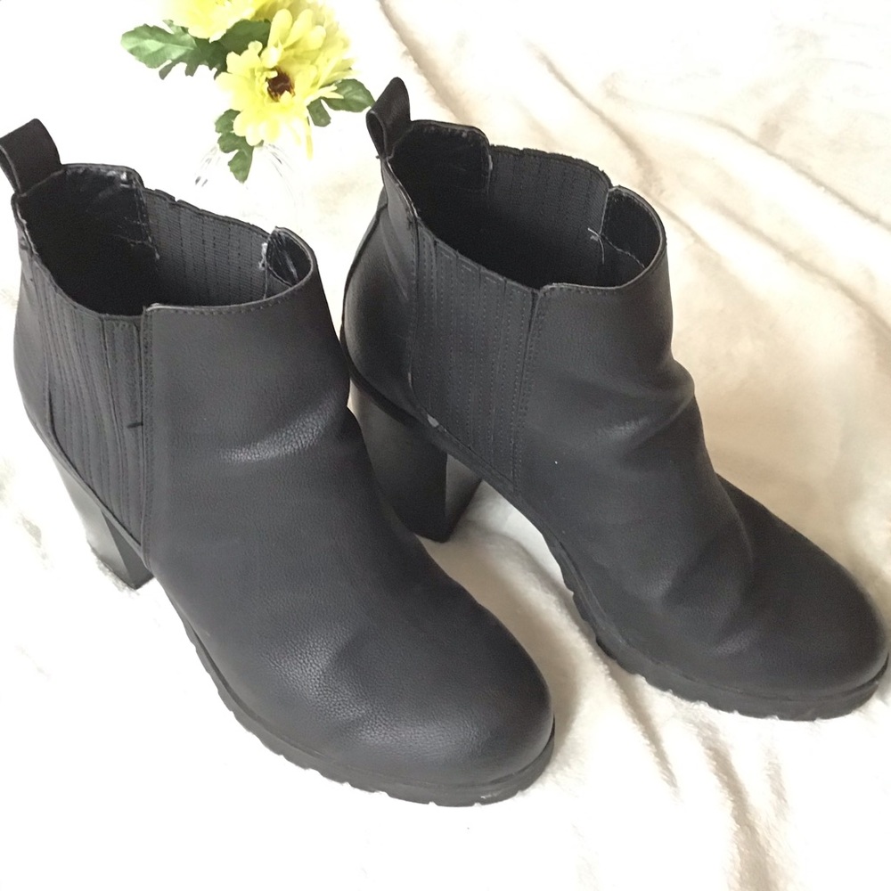 Black heal ankle boots.